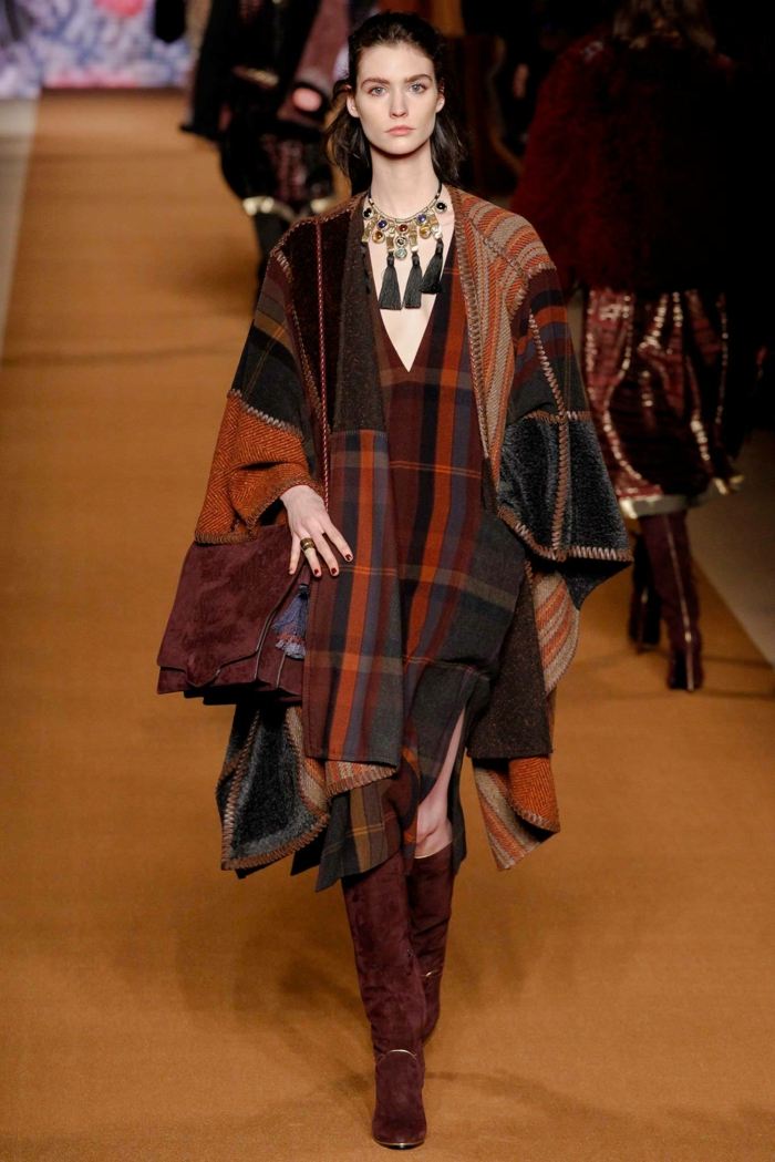 Vlnené pončo s károvanými tkaninami, volánmi a kamienkami Károvaná šatka z semišovej kože Poncho