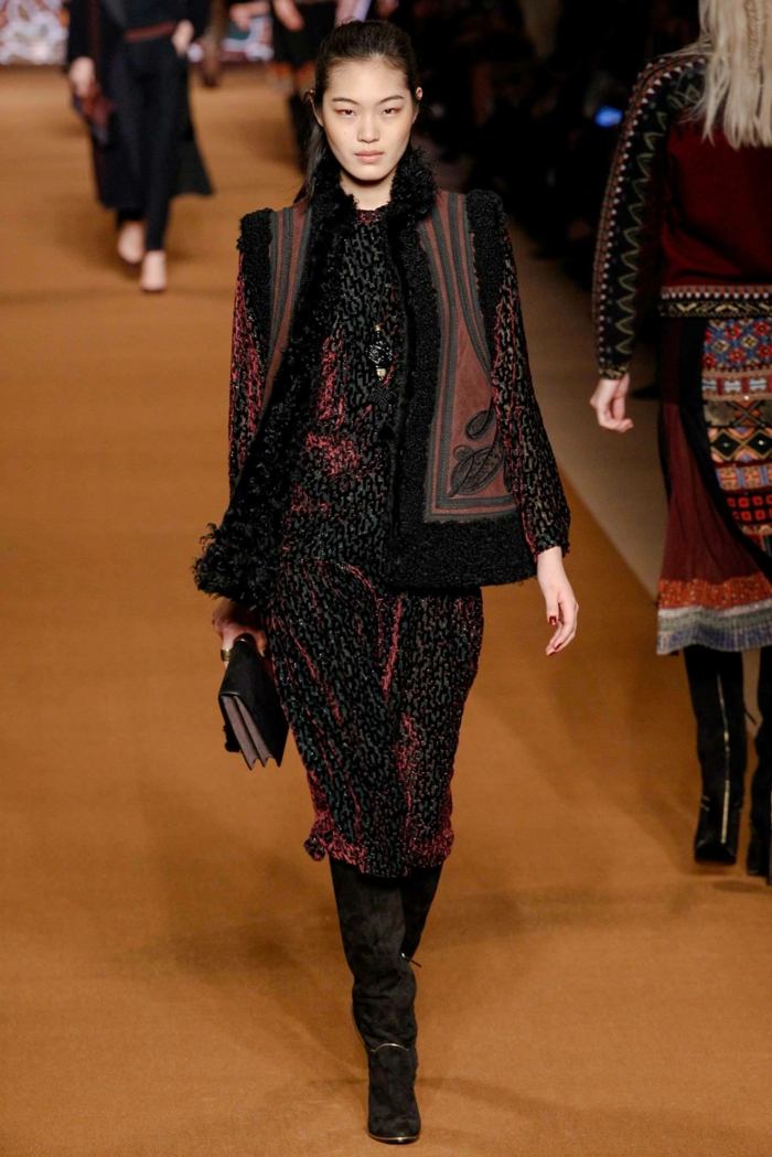 Zamatová vesta z jahňacej kože, s potlačou a ozdobou Jahňacie-vesty-šaty-semiš-kožené-čižmy