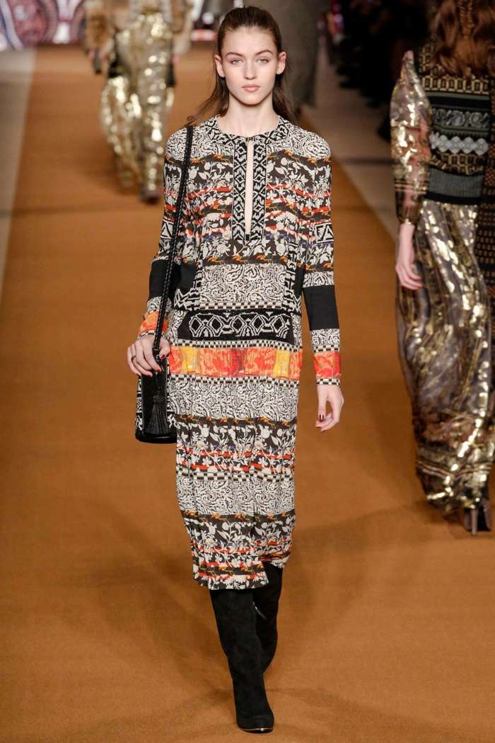 Vzory a motívy Etno hojne tlačí Etro Šaty-so-vzormi-a-motívmi-od-Etro