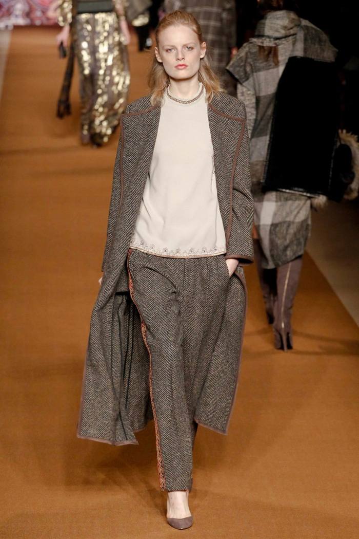 Kolekcia blúzky a nohavíc Etno na rok 2014 Nohavice-s-blúzkou-od-Etro-kabát-bodkovaná-tkanina