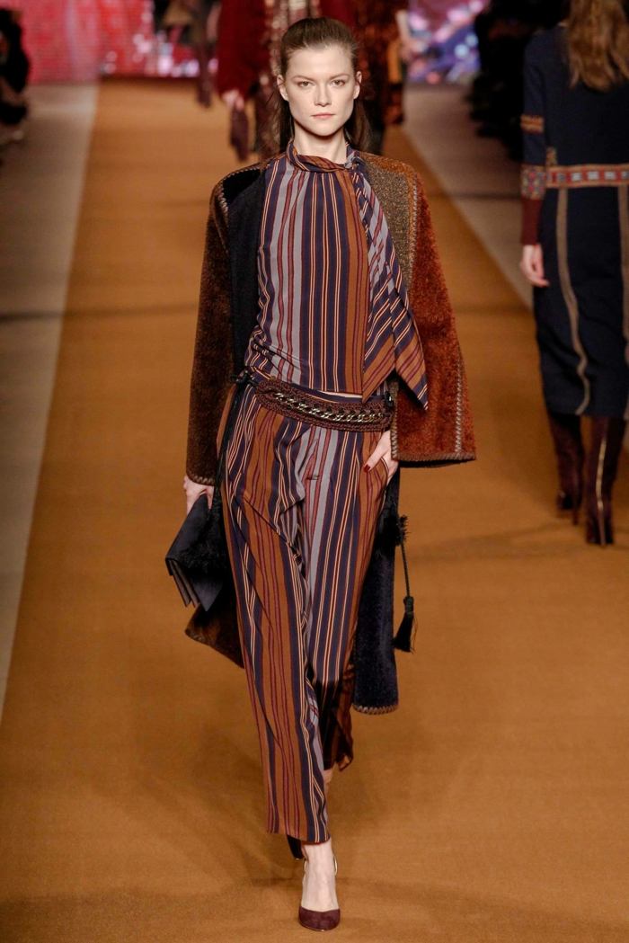 široké pruhy vzoru a sofistikované látky od Etro pruhované prvky volánky kabelky