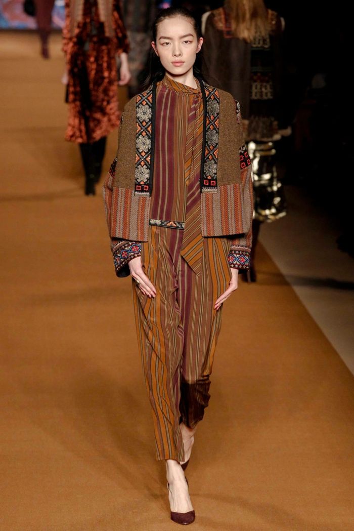 hnedé látky pútavé prvky Etro pruhované nohavice-oblek-vysoké podpätky-od-Etro