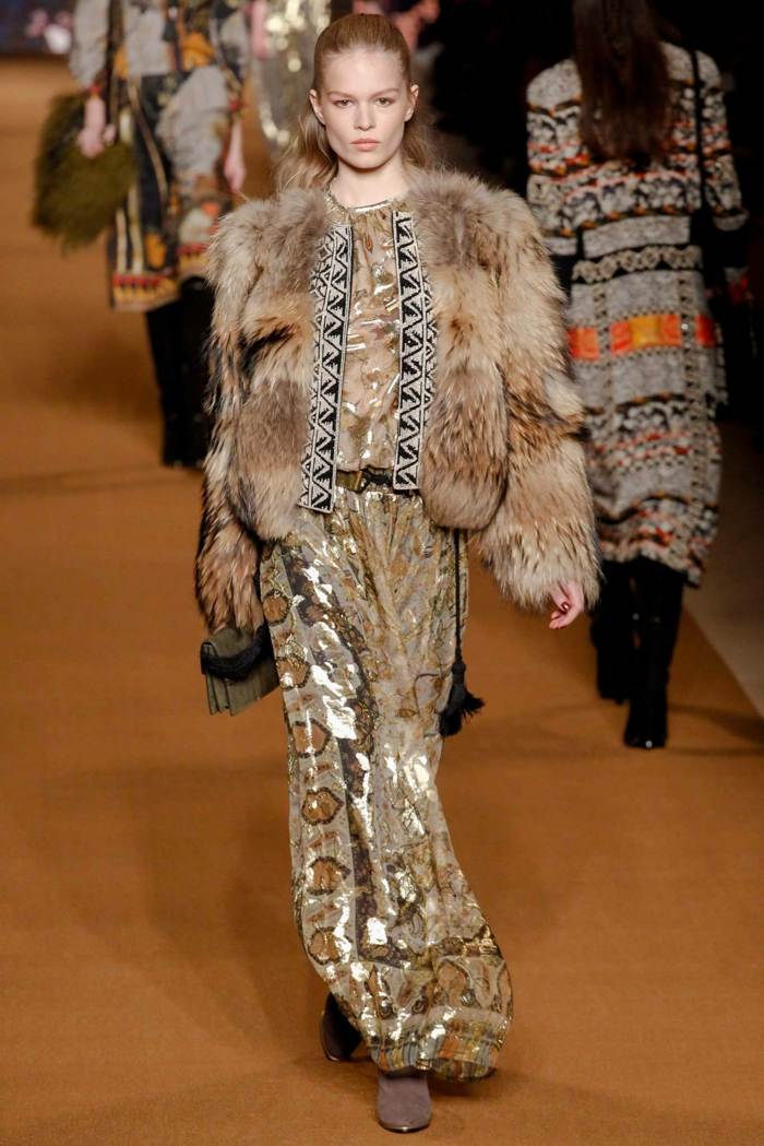 Kabát z hodvábu z líščej kožušiny a saténu od spoločnosti Etro Kožuch-krátke šaty-s-trblietavou látkou