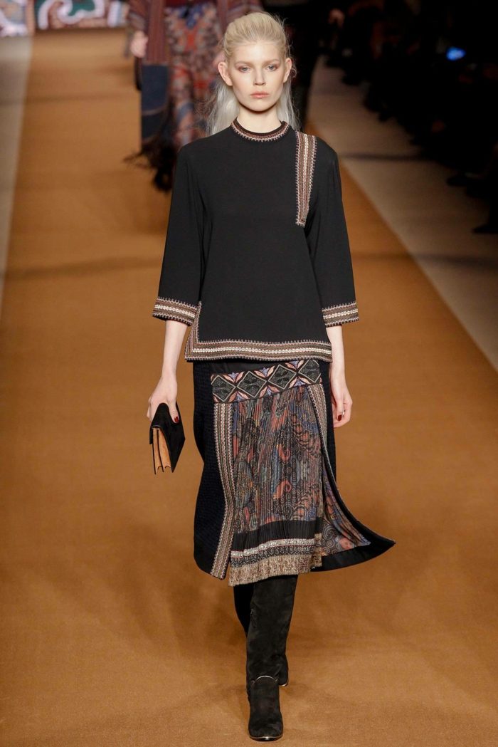 Šaty od Etro s motívmi a vzormi Blúzka-sukňa-semiš-kožené-čižmy