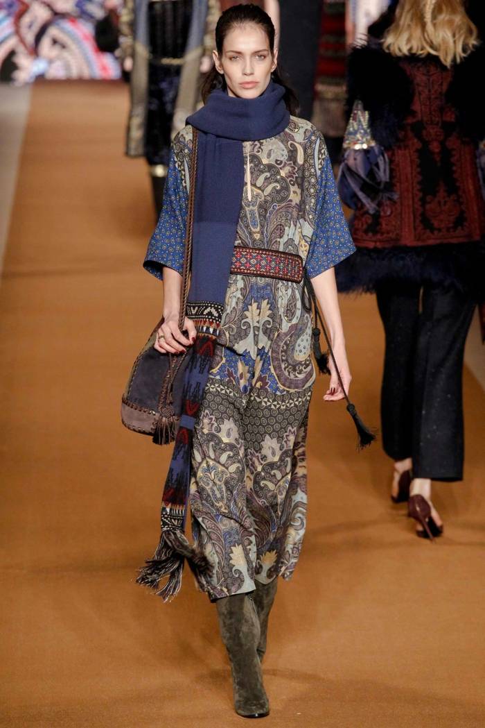 Móda na jeseň 2014 modré tóny s hnedými motívmi modré tóny-kabelka-semiš-kožené-čižmy