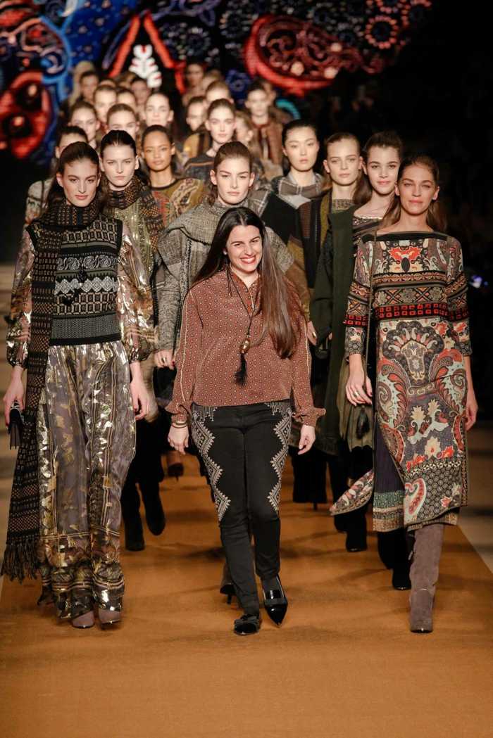 Módna návrhárka a jej modely na móle konfekcia-Veronica-Etro