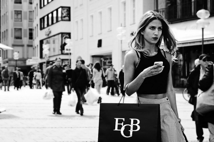 Nakupujte módu online Nakupujte módu online-žena-nakupovanie-nakupujte-móda