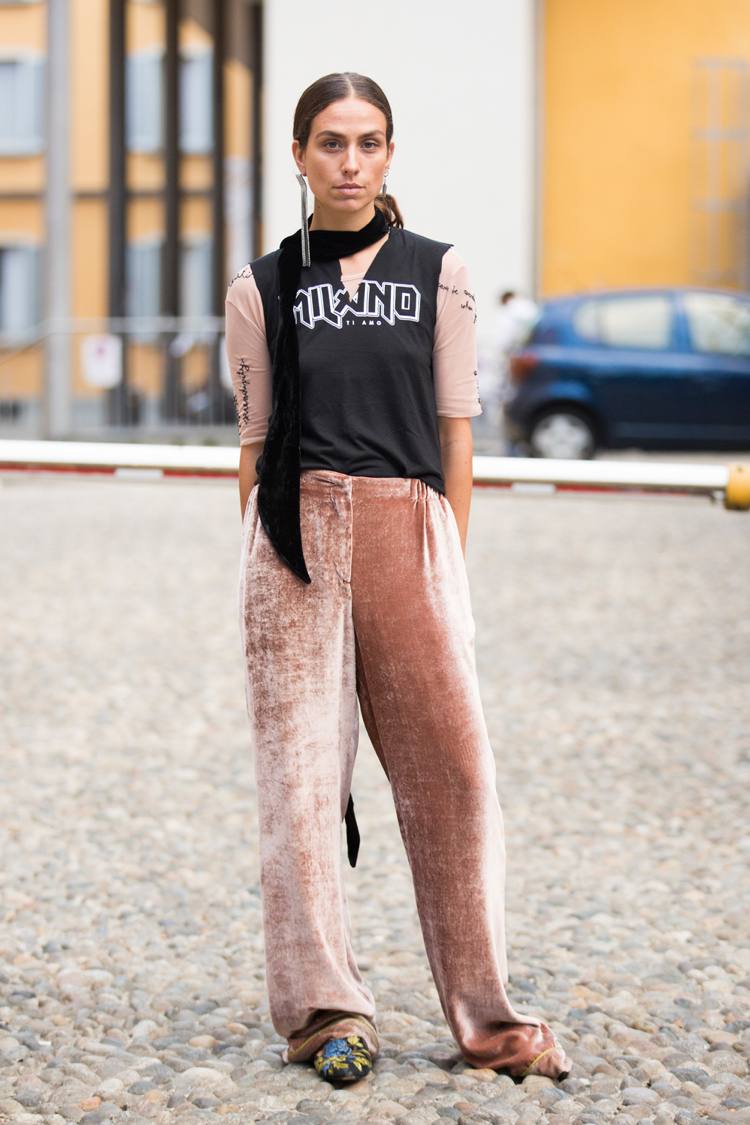 Zamatové cvičebné šortky v nahých farbách fashion-trend-zamat-telocvične šortky-nahá-farba-béžová