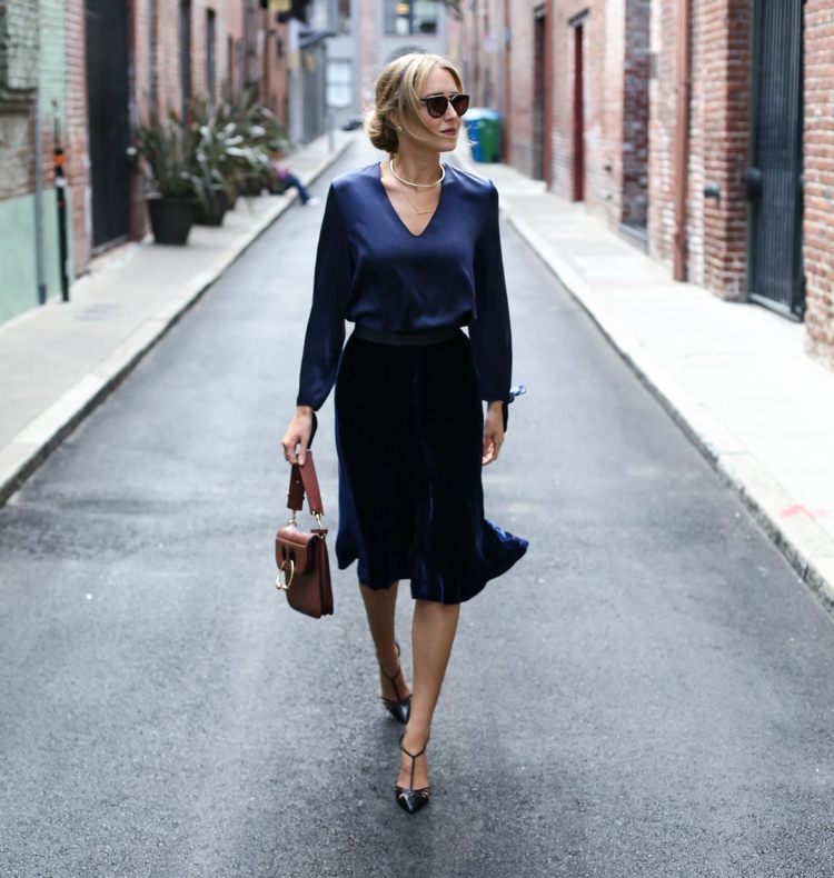 Elegantný vzhľad: hodváb + zamat v námorníckej modrej fashion-trend-zamat-elegantná-tmavo-modrá-námornícko-zamatová blúzka