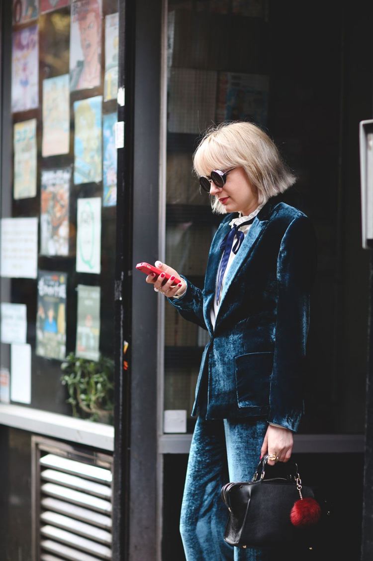 Prenesené z pánskeho šatníka - modrý zamatový oblek pre ženy módny trend-zamatový oblek-blaser-modrá-šik