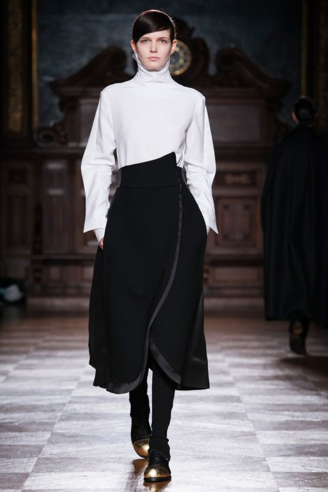 dlhá čierna sukňa s vysokým pásom a bielou blúzkou aganovich-jeseň-zima-2014-2015-dlhá-čierna-sukňa-biela-blúzka