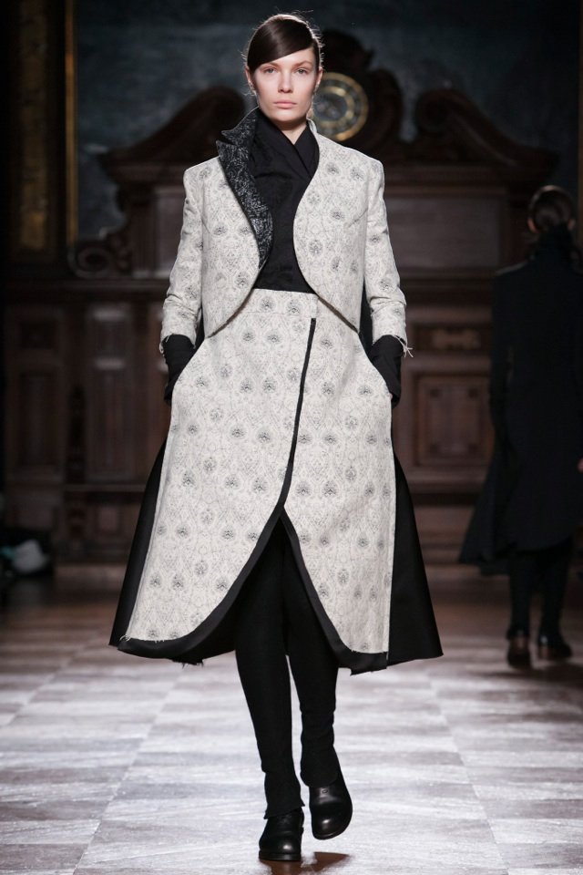 Aganovischove návrhy predstavené počas týždňa módy v Paríži aganovich-jeseň-zima-2014-2015-parížsky-fashion-týždeň-kabát Módne trendy budúcnosti