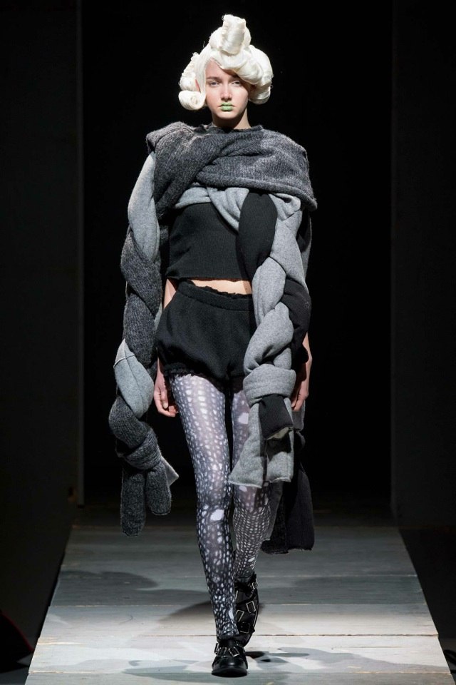 Budúce módne trendy - pletená nadrozmerná šatka v čiernej a sivej farbe comme-des-garcons-jeseň-zima-2014-2015-pletená-nadrozmerná šatka