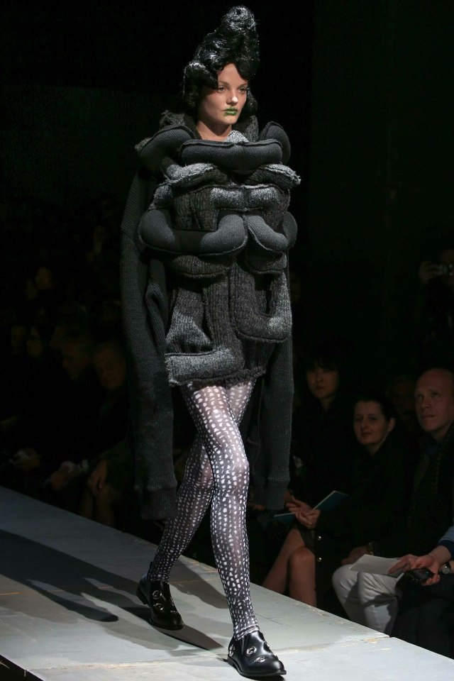 extravagantné módne návrhy od Comme des Garcons comme-des-garcons-jeseň-zima-2014-2015 módne trendy budúcnosti
