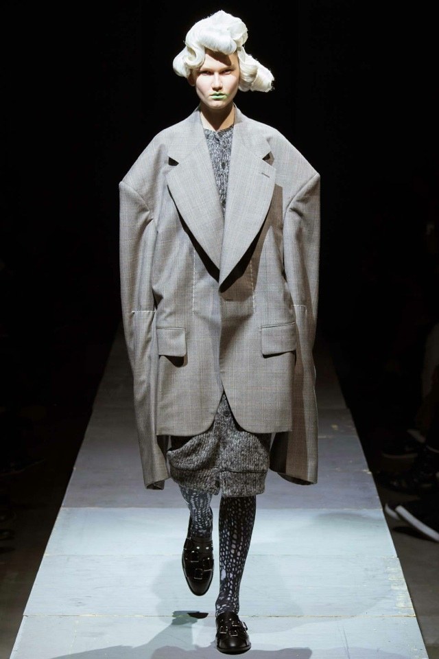 nadrozmerný sako v sivej farbe od Comme Des Garcons comme-des-garcons-jeseň-zima-2014-2015-nadrozmerný-blejzerový kabát