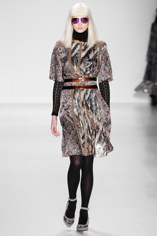 Šaty s diamantovým vzorom po kolená od Custo Barcelona custo-barcelona-jeseň-zima-2014-2015-šaty-diamantový vzor