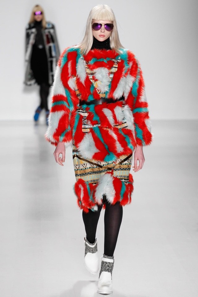 farebný kožuch po kolená od Custo Barcelona custo-barcelona-jeseň-zima-2014-2015-farebný-kožuch