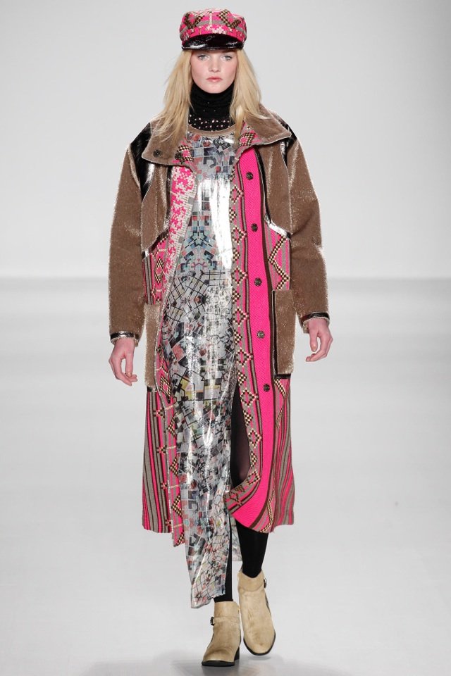 zaujímavý kabát v ružových a hnedých tónoch custo-barcelona-jeseň-zima-2014-2015-kabát-kombinácia-ružovo-hnedá