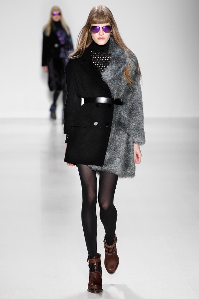 Kožušinový a látkový kabát do polovice stehien custo-barcelona-jeseň-zima-2014-2015-kabát-kombinácia-kožušinová tkanina