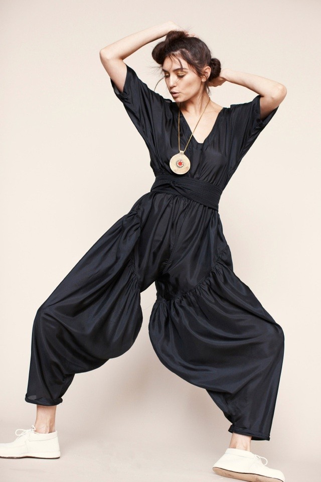 čierny overal z ľahkej látky elektrické perie-jeseň-zima-2014-2015-celkovo-ľahšia-tkanina