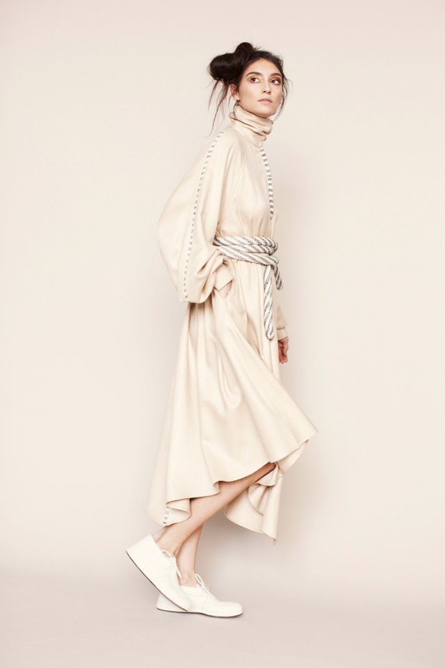 dlhé šaty krémovej farby s opaskom elektrické-perie-jeseň-zima-2014-2015-dlhé-krémovo-farebné-šaty