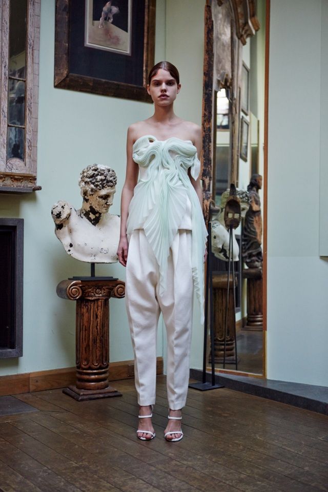 široké nohavice krémovej farby a top s milučkým výstrihom ellery-jeseň-zima-2014-2015-široké-krémovo-farebné-nohavice-srdce-výstrih-top