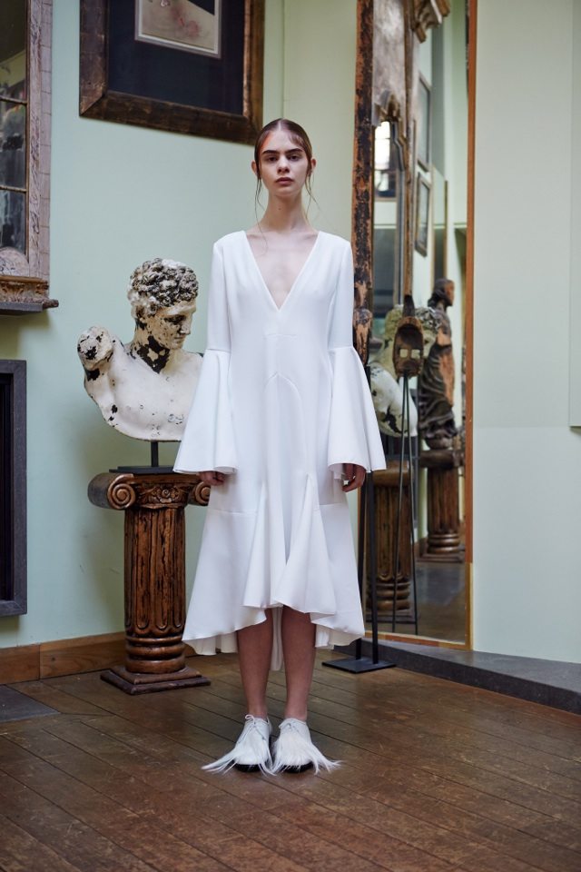 biele šaty s výstrihom do V a dlhými rukávmi ellery-jeseň-zima-2014-2015-biele-šaty-v-výstrihu