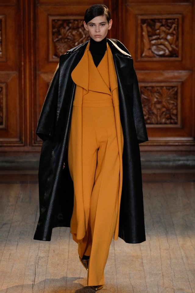 oranžová kombinéza a dlhý čierny kabát emilia-knôt-jeseň-zima-2014-2015-oranžová-celková-čierna-kabát