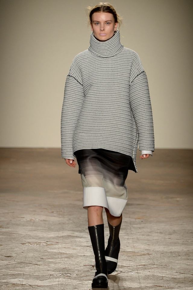 veľký sveter a sukňa po kolená od Gabriele Colangelo gabriele-colangelo-jeseň-zima-2014-2015-veľký sveter
