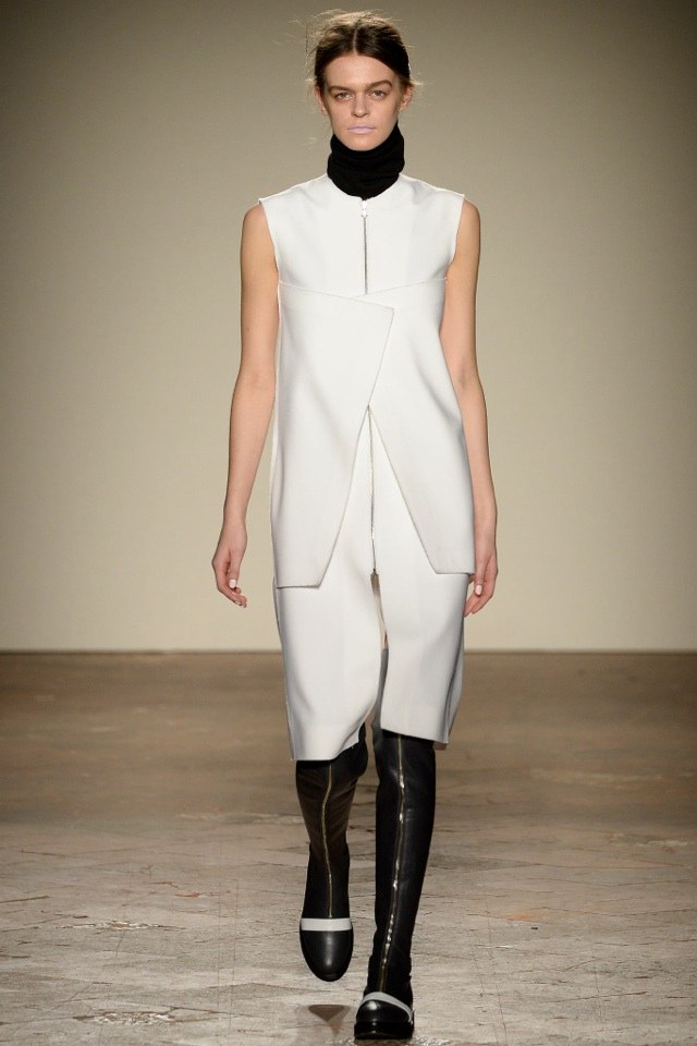 biele šaty bez rukávov s asymetrickými akcentmi gabriele-colangelo-jeseň-zima-2014-2015-weisses-kled