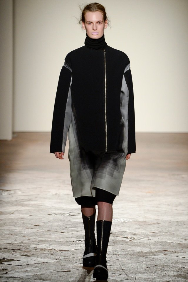 Dizajnový kabát po kolená s bočným zipsom gabriele-colangelo-jeseň-zima-2014-2015-kabát-šedo-čierna