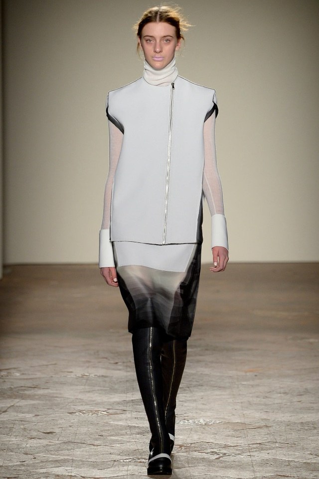 Svetlo šedá bunda a sukňa od Gabriele Colangelo gabriele-colangelo-jeseň-zima-2014-2015-bunda-sukňa