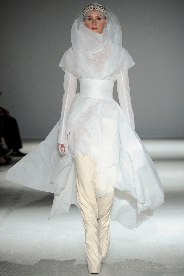 abstraktné biele šaty cez nohavice od Garetha Pugha gareth-pugh-jeseň-zima-2014-2015-abstraktné-biele