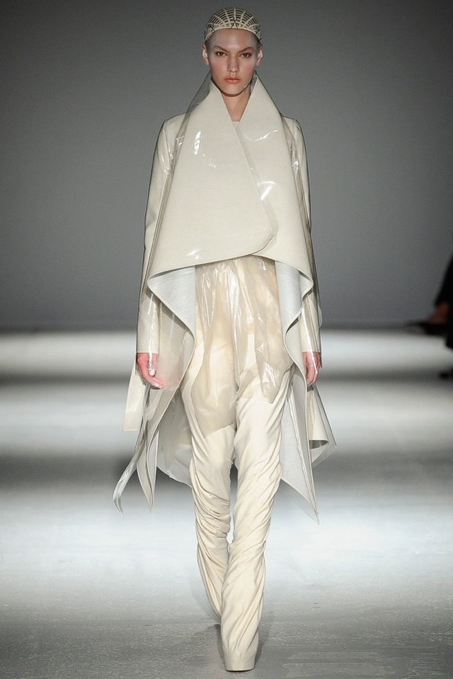 Garteh Pugh stavia na nekonvenčných tkaninách gareth-pugh-jeseň-zima-2014-2015-nekonvenčné-látky