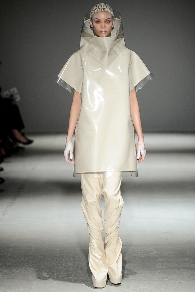 latexový top s futuristickým dizajnom od Garetha Pugha gareth-pugh-jeseň-zima-2014-2015-latex-top-futuristický