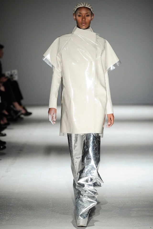 Módne trendy budúcnosti - latexový top a strieborné nohavice gareth-pugh-jeseň-zima-2014-2015-latex-top-krémovo-farebné-strieborné nohavice
