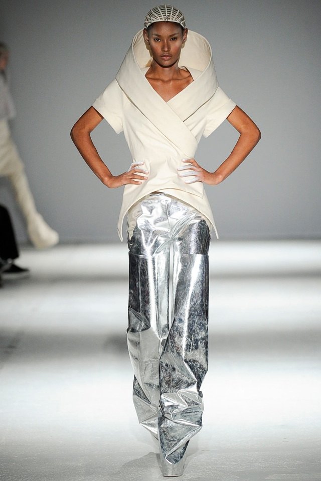 zaujímavé tričko s vysokým golierom v krémovej farbe gareth-pugh-jeseň-zima-2014-2015-košeľa-vysoký golier