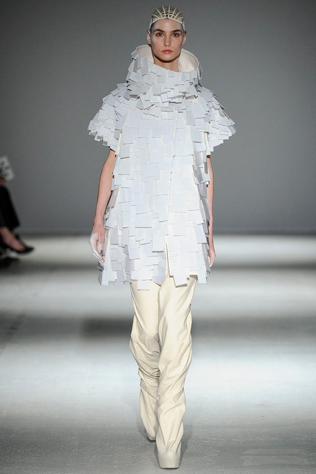 futuristický top v nohaviciach šedo-bielej a krémovej farby gareth-pugh-jeseň-zima-2014-2015-futuristický-top-sivo-biely