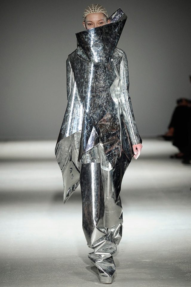 Oblek s futuristickým dizajnom od Garetha Pugha gareth-pugh-jeseň-zima-2014-2015-futuristický-oblek-strieborný