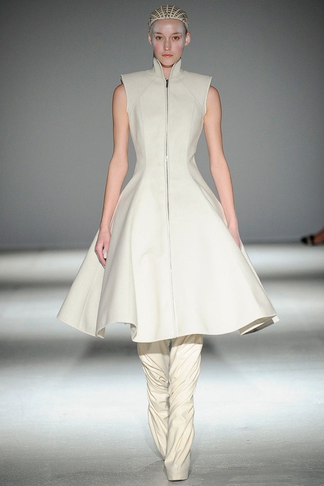 elegantné, mierne rozšírené šaty so zapínaním na zips vpredu šaty gareth-pugh-jeseň-zima-2014-2015-vzplanutie