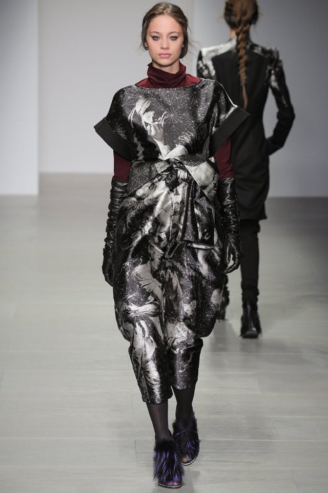 dlhé šaty v striebornej a čiernej farbe od Jean Pierre Braganza jean-pierre-braganza-zima-2014-2015-šaty-strieborno-čierne