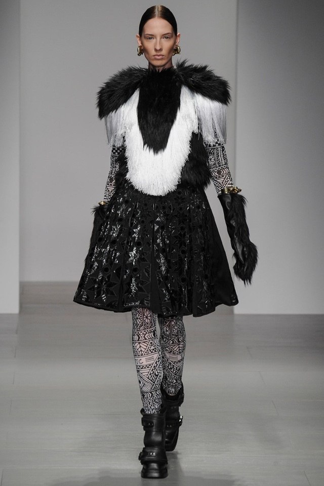 čierne mierne rozšírené šaty po kolená s kožušinovým vrchom ktz-jeseň-zima-2014-2015-čierne-šaty-kožušina-top