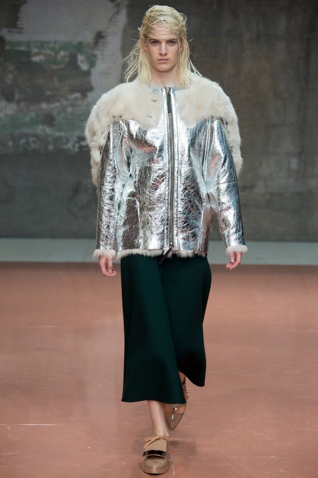 strieborný kabát s akcentmi z mäkkej kožušiny marni-jeseň-zima-2014-2015-strieborný kabát-kožušinové akcenty