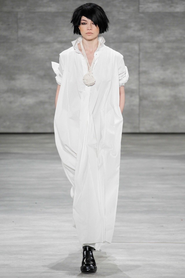 Kombinácia tričiek a šiat v bielej farbe od Nicholasa K. nicholas-k-jeseň-zima-2014-2015-biela-košeľa-kombinácia-Módne trendy budúcnosti