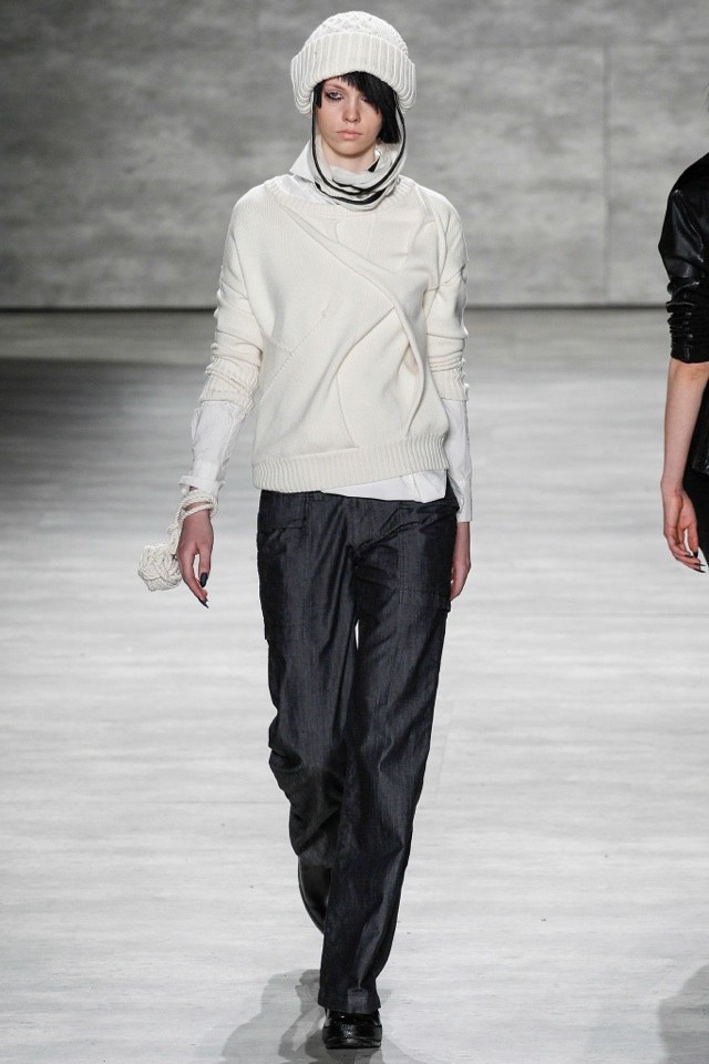 Rifle a biely sveter od Nicholasa K. nicholas-k-jeseň-zima-2014-2015-rifle-sveter Módne trendy budúcnosti