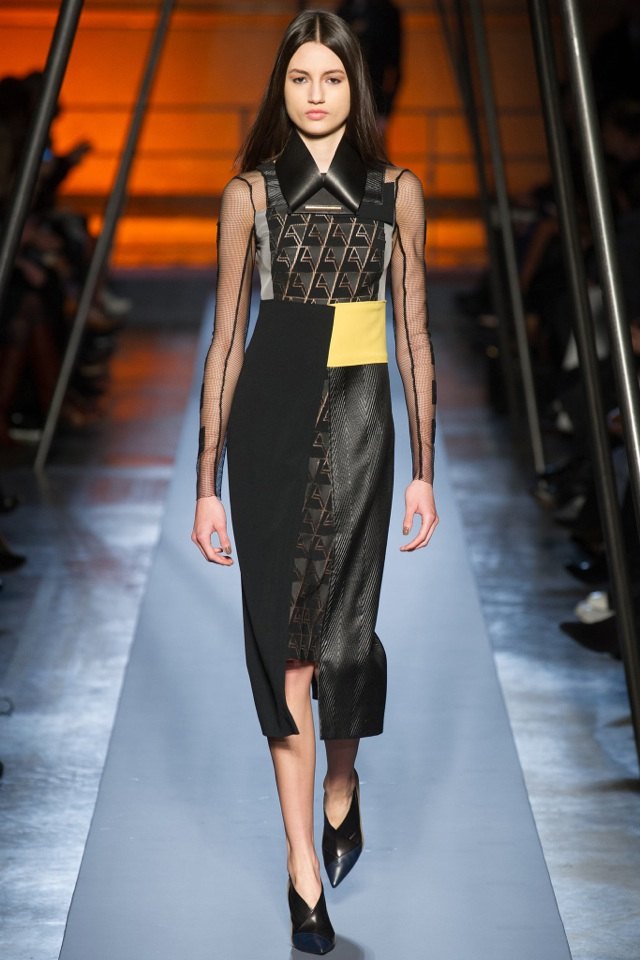 Patchwork šaty od Rolanda Moureta roland-mouret-jeseň-zima-2014-2015-šaty-patchwork-optika Módne trendy budúcnosti