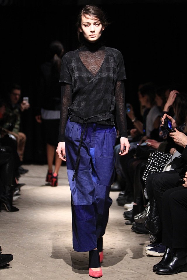 dlhé fialové nohavice a čierna blúzka od Rodebjera rodebjer-jeseň-zima-2014-2015-purpurové-nohavice-čierna-blúzka Módne trendy budúcnosti