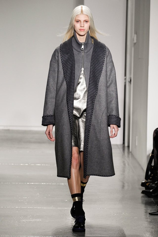 dlhý sivý kabát na jeseň-zima 2014-2015 suno-jeseň-zima-2014-2015-dlhý-sivý kabát