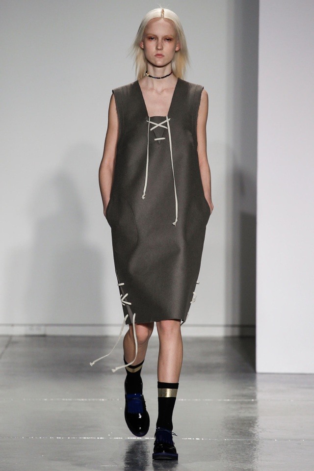 šaty po kolená bez rukávov so šnúrkami od Suno suno-jeseň-zima-2014-2015-šaty-so šnúrkami