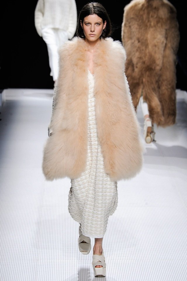 biele dlhé šaty a béžová dlhosrstá kožušinová vesta sonia-rykiel-jeseň-zima-2014-2015-biele šaty-béžová-kožušinová vesta